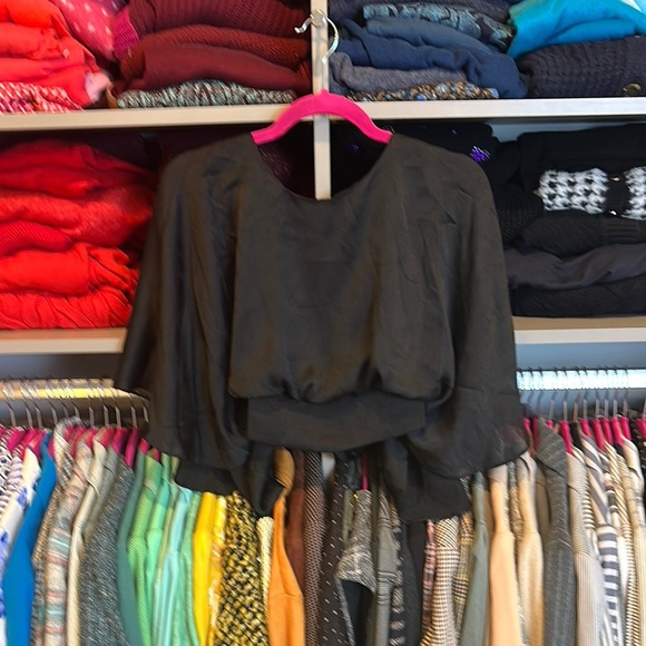 Lulus black cape like open back button closure top size S NWT - Picture 1 of 3